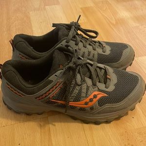 Mens Saucony trail running shoe. 10 wide